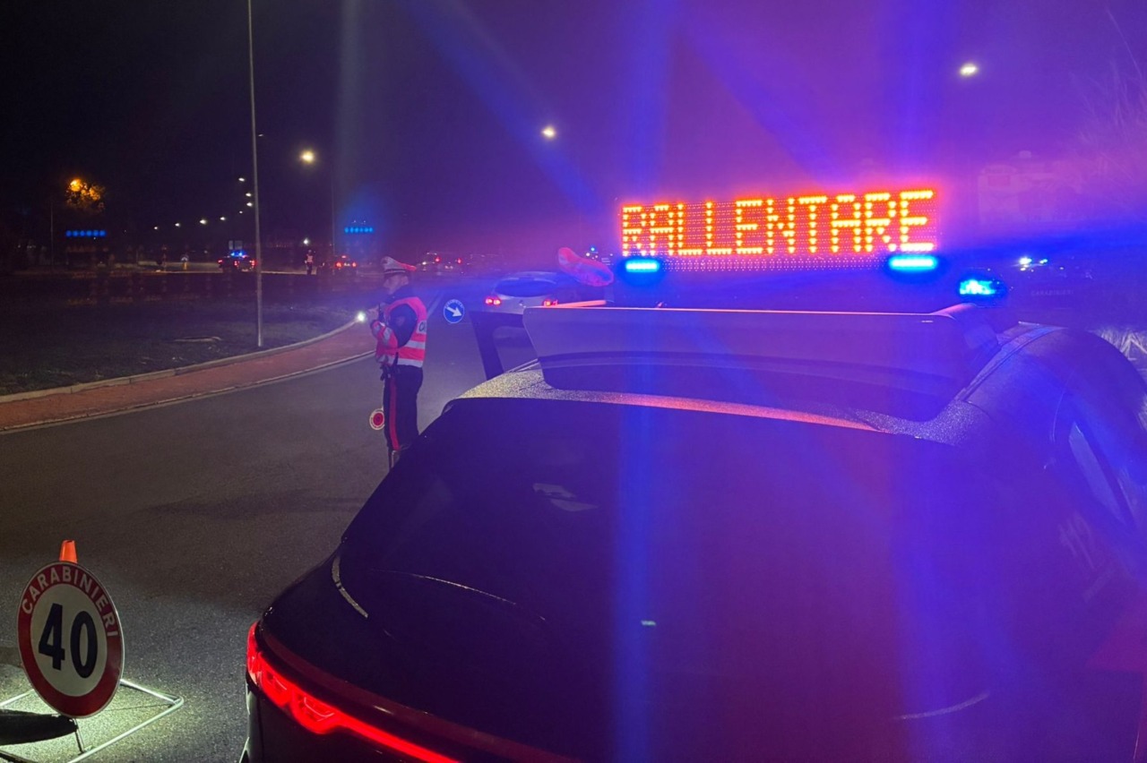Cori contro gli agenti in discoteca, denunciato un 19enne