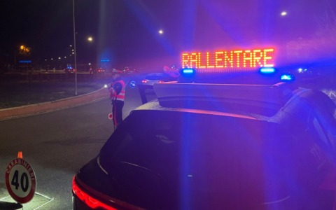 Cori contro gli agenti in discoteca, denunciato un 19enne