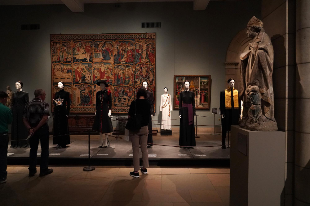 Gilbert & George, arrivate le prime opere per la mostra