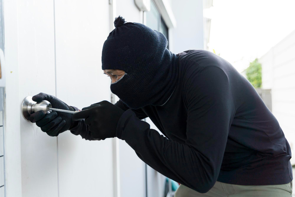 Arrestati due ladri sorpresi mentre forzano un garage