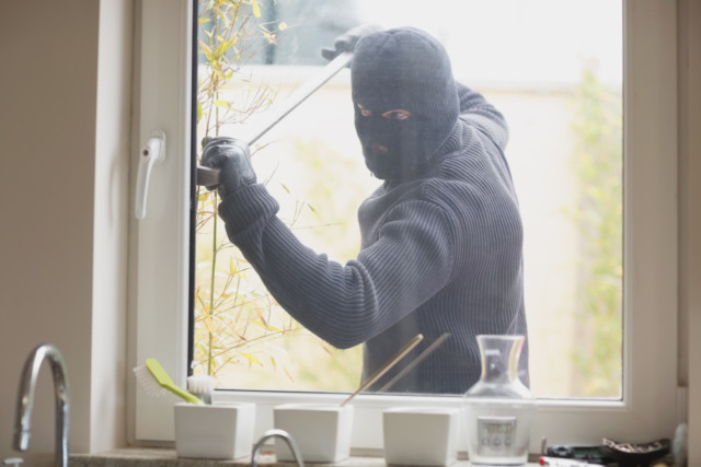 Fugge dopo essere stato scoperto in casa: denunciato un 20enne