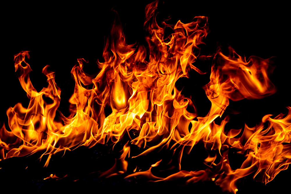 Incendio di un’auto nella zona artigianale durante la notte
