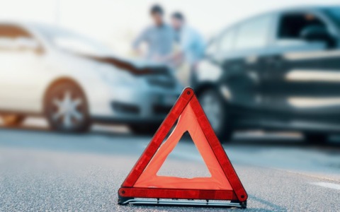 Auto nel laghetto, muore un 75enne