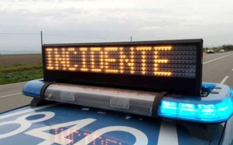 Scontro frontale tra due auto, dieci persone ferite