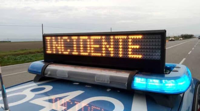 Scontro frontale tra due auto, dieci persone ferite