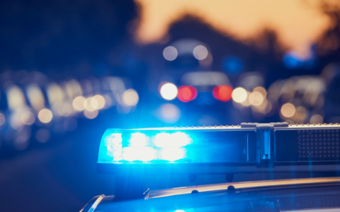 Ventunenne denunciato dopo la caduta dell’amico dall’auto