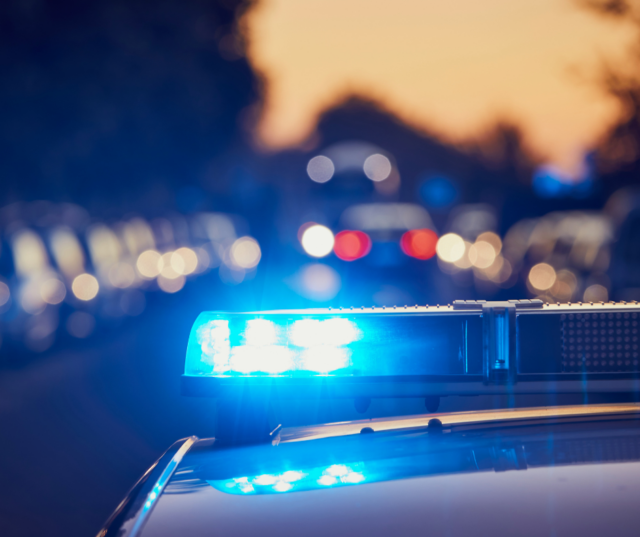 Ventunenne denunciato dopo la caduta dell’amico dall’auto