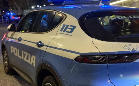 Arrestato un uomo per molestie e aggressione ai poliziotti