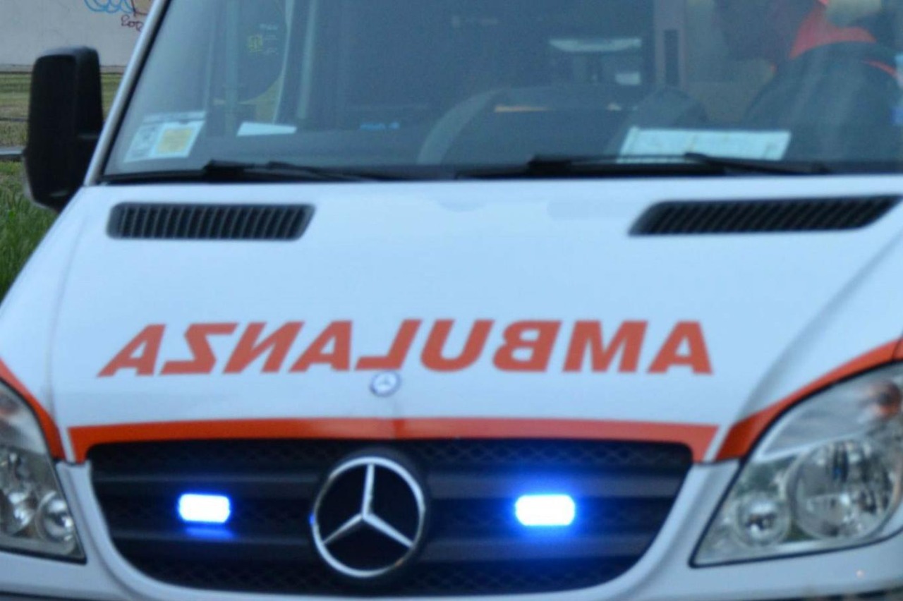 Bambino di 4 anni esce da casa e cammina da solo