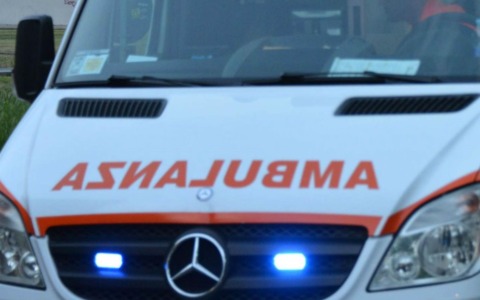 Bambino di 4 anni esce da casa e cammina da solo