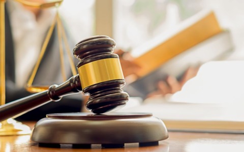 Tre imputati a processo a Mantova per stalking alla ex