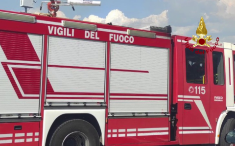 Incendio distrugge un trattore, area messa in sicurezza a Sustinente