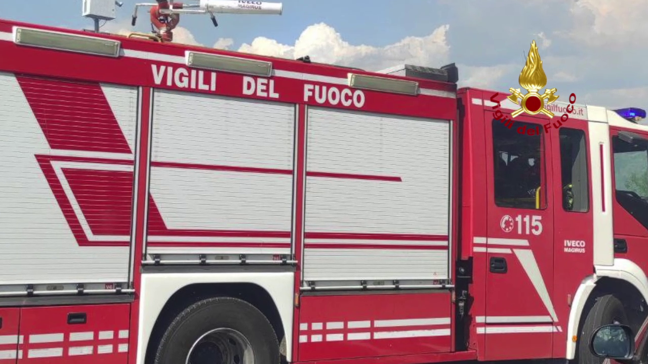 Incendio distrugge un trattore, area messa in sicurezza a Sustinente