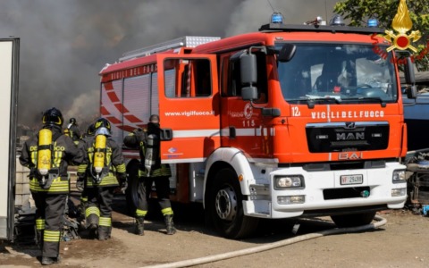 Incendio in via Bellonci, sette intossicati a Mantova