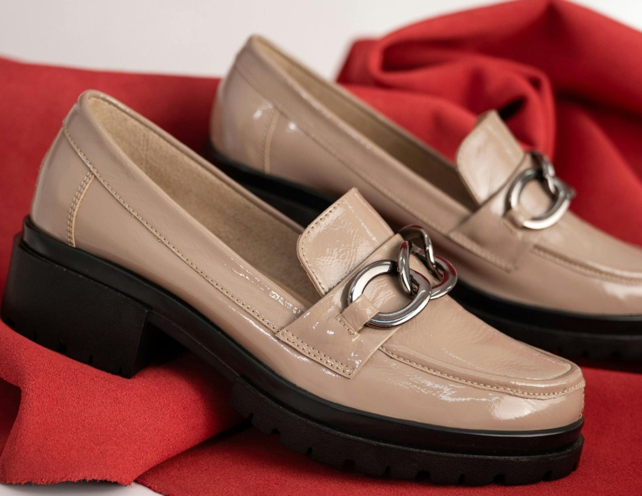 Il mocassino donna cambia forma e amplia gli abbinamenti