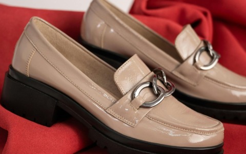 Il mocassino donna cambia forma e amplia gli abbinamenti
